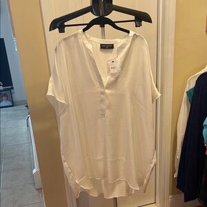 Lane Bryant classic Women's Cream Blouse with hi/lo hem NWT Size 22/24